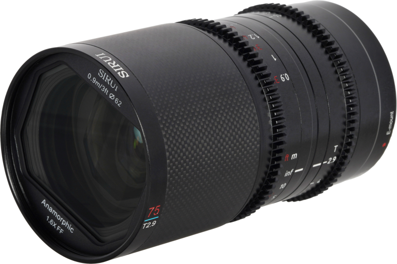 800q-03_126767 Lähikuva Sirui Anamorphic Lens Saturn 75mm 1.6x T2.9 Carbon Fiber FF E-Mount (Blue Flare) -objektiivista, jossa korostuvat sen yksityiskohtaiset tarkennus- ja aukkomerkinnät kuvioidussa piipussa.