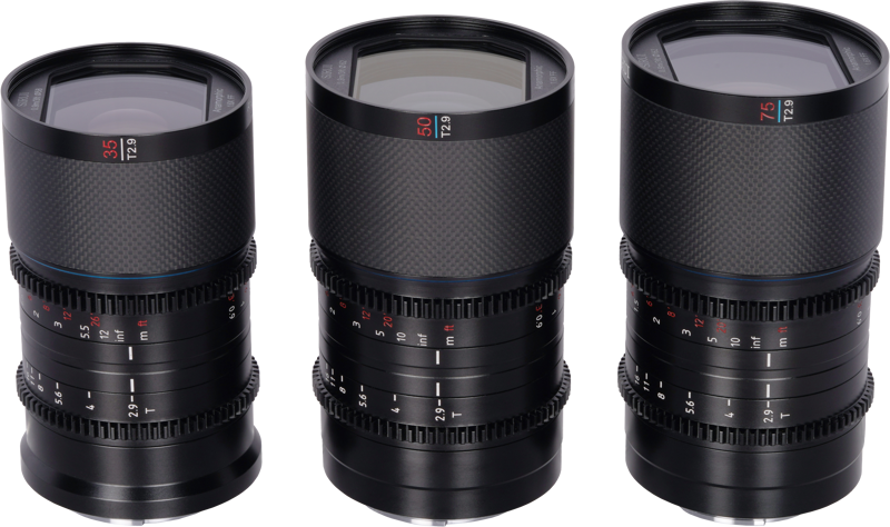 800q-03_126779 Kolme mustaa Sirui Anamorphic Saturn Kit 35/50/75mm 1.6x T2.9 Carbon Fiber FF E-Mount (Blue Flare) -objektiivia, joissa on kuvioidut kahvat, seisovat vierekkäin, ja jokaisessa on valkoinen ja punainen polttoväli- ja aukkomerkintä.