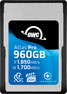 800q-03_127932 Close-up of the OWC CFexpress Atlas Pro R1850/W1700/VPG200 960GB card (including A-B adapter) with a read speed of 1850 MB/s, write speed of 1700 MB/s and CFexpress, 200 and Innergize icons on a blue and silver label.