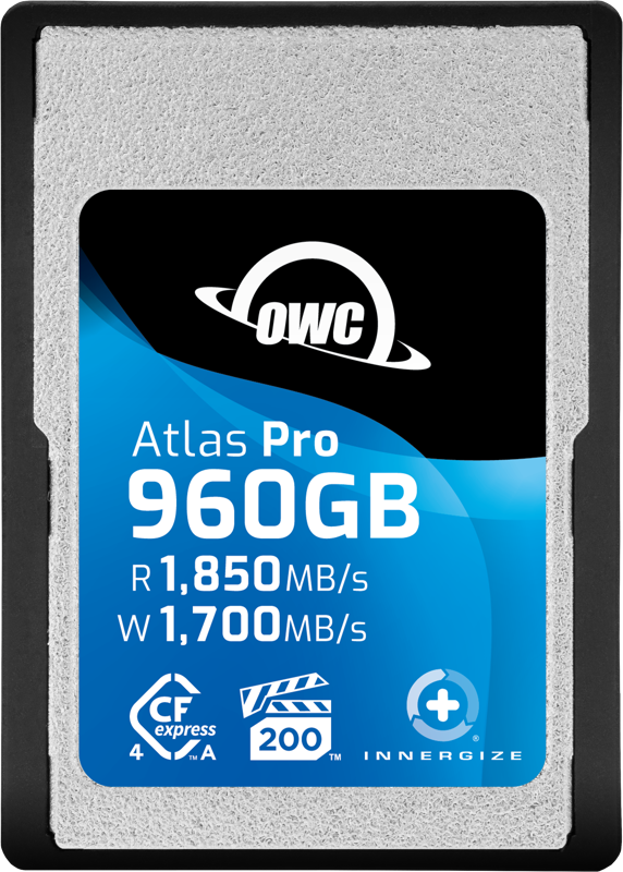 800q-03_127932 Close-up of the OWC CFexpress Atlas Pro R1850/W1700/VPG200 960GB card (including A-B adapter) with a read speed of 1850 MB/s, write speed of 1700 MB/s and CFexpress, 200 and Innergize icons on a blue and silver label.