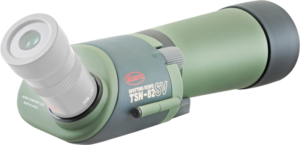 800q-03_4110000153 KOWA Spottingscope TSN-82SV, joka on kuvassa vihreän ja harmaan sävyinen ja jossa on valkoinen okulaari, näyttää tuotemerkkinsä ja mallin tiedot sivulla vaaleaa taustaa vasten.