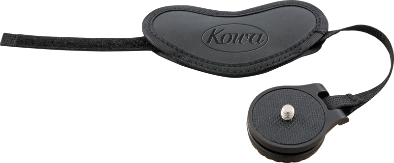 800q-04_109758 KOWA Hand Strap for Spottingscope on kuvattu vaalealla pohjalla, ja siinä on Kowa-tuotemerkki kohokuvioitu mustaan hihnaan, jossa on säädettävä kiinnitys. Sen vieressä on pyöreä musta ruuvikiinnitteinen lisävaruste.