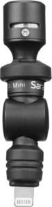 800q-04_117406 Lähikuva Saramonic SmartMic Di Ministä, mustasta, kompaktista ulkoisesta mikrofonista, jossa on Lightning-liitin ja joka on suunniteltu käytettäväksi yhteensopivien mobiililaitteiden kanssa.