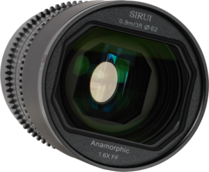 800q-04_126755 Lähikuva Sirui Anamorphic Lens Saturn 50mm 1.6x T2.9 Carbon Fiber FF E-Mount (Blue Flare) -objektiivista, jossa korostuvat sen lasielementit, kuvioitu tarkennusrengas ja merkittyjä tietoja, kuten 0.9m/3ft minimitarkennusetäisyys ja 62mm suodatinkierre.