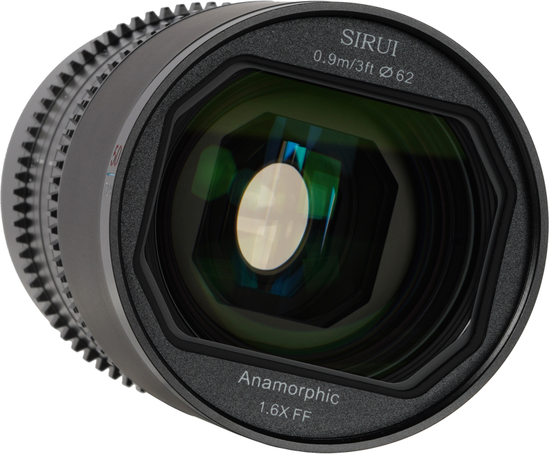 800q-04_126755 Lähikuva Sirui Anamorphic Lens Saturn 50mm 1.6x T2.9 Carbon Fiber FF E-Mount (Blue Flare) -objektiivista, jossa korostuvat sen lasielementit, kuvioitu tarkennusrengas ja merkittyjä tietoja, kuten 0.9m/3ft minimitarkennusetäisyys ja 62mm suodatinkierre.