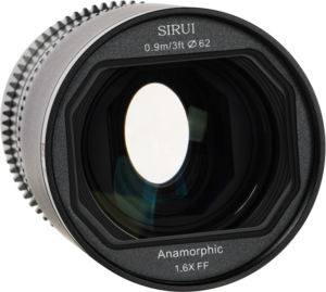 800q-04_126767 Lähikuva Sirui Anamorphic Lens Saturn 75mm 1.6x T2.9 Carbon Fiber FF E-Mount (Blue Flare) -objektiivista, jossa korostuu sen etulasi ja teksti mustassa renkaassa objektiivin aukon ympärillä.