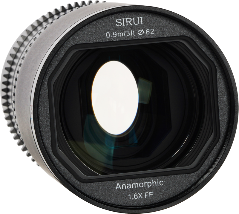 800q-04_126767 Lähikuva Sirui Anamorphic Lens Saturn 75mm 1.6x T2.9 Carbon Fiber FF E-Mount (Blue Flare) -objektiivista, jossa korostuu sen etulasi ja teksti mustassa renkaassa objektiivin aukon ympärillä.