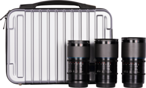800q-04_126779 Sirui Anamorphic Lens Saturn Kit 35/50/75mm 1.6x T2.9 Carbon Fiber FF E-Mount (Blue Flare) ja kolme mustaa objektiivia on järjestetty riviin hopeisen kovakuorisen kantolaukun kanssa valkoisella taustalla.