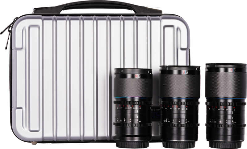 800q-04_126779 Sirui Anamorphic Lens Saturn Kit 35/50/75mm 1.6x T2.9 Carbon Fiber FF E-Mount (Blue Flare) ja kolme mustaa objektiivia on järjestetty riviin hopeisen kovakuorisen kantolaukun kanssa valkoisella taustalla.