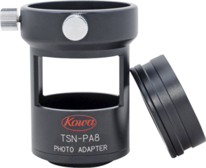 800q-04_KOWA-DIGIADAPTER KOWA Digiadapteri DSLR TSN-600/660/82SV, musta, jossa on irrotettava suojus, pyöreä aukko ja sivunuppi, näkyy pystyssä vaalealla taustalla, ja sen tuotenimi ja malli näkyvät selvästi.