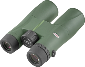 800q-05_112149 KOWA SV II 8X42 -kiikarissa on vihreät kiikarit, joissa on mustat okulaarit ja keskellä oleva tarkennusnuppi, kuvattuna pienestä kulmasta vaaleaa taustaa vasten. Kowa-merkkinimi on näkyvissä sivussa.