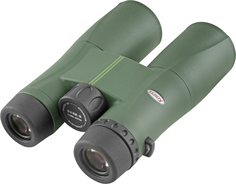 800q-05_112149 KOWA SV II 8X42 -kiikarissa on vihreät kiikarit, joissa on mustat okulaarit ja keskellä oleva tarkennusnuppi, kuvattuna pienestä kulmasta vaaleaa taustaa vasten. Kowa-merkkinimi on näkyvissä sivussa.