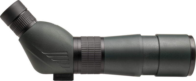 800q-05_118708 Focus Outdoor 15-45x60 + WF3950 kolmijalka sisältää mustan ja tummanvihreän kulmikkaan rungon, kuvioidun tarkennusrenkaan ja pidennetyn objektiiviputken, kuvattuna sivulta vaaleaa taustaa vasten.
