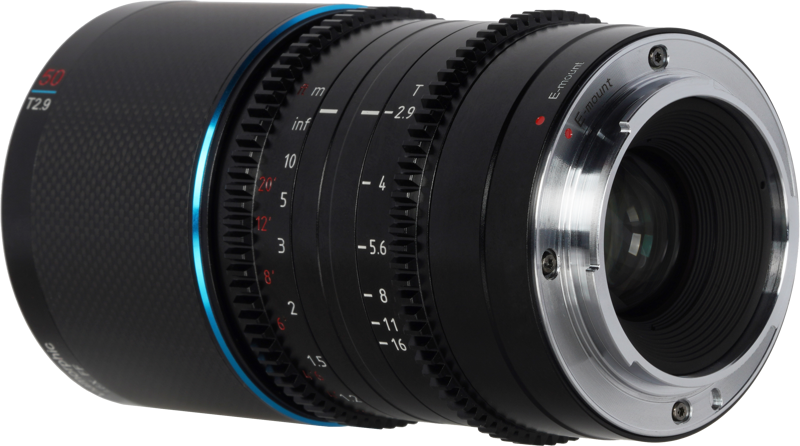 800q-05_126755 Sirui Anamorphic Lens Saturn 50mm 1.6x T2.9 Carbon Fiber FF E-Mount (Blue Flare) -objektiivin lähikuvassa näkyvät tarkennus- ja aukkorenkaat, joissa on merkinnät, sininen korostusrengas ja metallinen kiinnike kameran kiinnitystä varten.