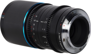 800q-05_126767 Lähikuva Sirui Anamorphic Lens Saturn 75mm 1.6x T2.9 Carbon Fiber FF E-Mount (Blue Flare) -objektiivista, jossa näkyy musta viimeistely, tarkennus- ja aukkomerkinnät, SAMPLE ONLY -merkintä, sininen rengas ja metallinen objektiivin kiinnike.