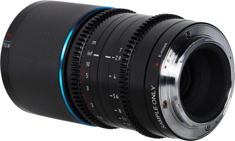 800q-05_126767 Lähikuva Sirui Anamorphic Lens Saturn 75mm 1.6x T2.9 Carbon Fiber FF E-Mount (Blue Flare) -objektiivista, jossa näkyy musta viimeistely, tarkennus- ja aukkomerkinnät, SAMPLE ONLY -merkintä, sininen rengas ja metallinen objektiivin kiinnike.