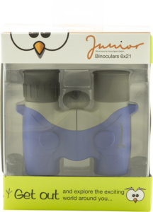800q-06_110014 Focus Junior 6x21 Blue/Grey -kiikari on laatikollinen juniorikiikari, jossa on sininen ja harmaa muotoilu. Pakkauksessa on sarjakuvamaiset silmät ja nokka sekä lause: "Lähde ulos ja tutki jännittävää maailmaa ympärilläsi.