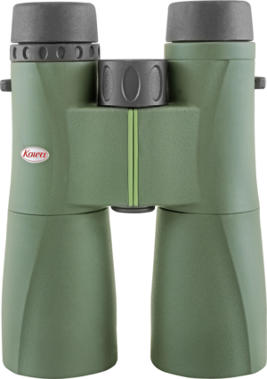 KOWA SV II 10X50 -kiikari on vihreä kiikari, jossa on kuvioitu kahva, musta keskisäätönuppi sekä näkyvät okulaarit ja objektiivilinssit. Siinä on punainen Kowa-logo vasemmalla puolella.