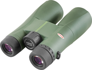 800q-16_112149 KOWA SV II 10X50 -kiikari, jossa on vihreä runko, mustat okulaarit ja keskellä oleva tarkennusnuppi, näkyy vinossa vaaleaa taustaa vasten.
