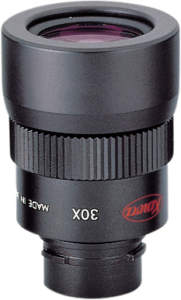800q-KOWA-60066082SV-EYEP Lähikuva KOWA Eyepiece for TSN-600/660/82SV 30x Wide Twist -objektiivista, jossa on kuvioitu tarkennusrengas ja punainen logo, seisoo pystyssä valkoisella pohjalla.