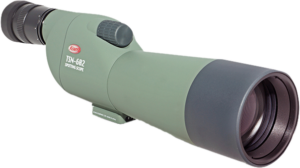800q-KOWA-SPOTTINGSCOPE-TSN-602 KOWA Spottingscope TSN-602 -kaukoputki, jossa on suuri etulinssi ja kulmikas okulaari lintujen tarkkailuun ja ulkotarkkailuun, näkyy vaaleaa taustaa vasten.
