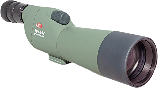 800q-KOWA-SPOTTINGSCOPE-TSN-602 KOWA Spottingscope TSN-602 -kaukoputki, jossa on suuri etulinssi ja kulmikas okulaari lintujen tarkkailuun ja ulkotarkkailuun, näkyy vaaleaa taustaa vasten.