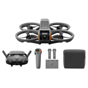 Avata2_001 Harmaa DJI Avata 2 Fly More Combo (3 akkua) -lennokki on esillä kauko-ohjaimella, joystickillä, kolmella akulla, latauskeskuksella ja kantolaukulla, jotka on järjestetty siististi valkoista taustaa vasten.