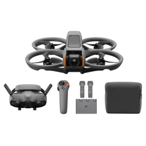 Harmaa DJI Avata 2 Fly More Combo (3 akkua) -lennokki on esillä kauko-ohjaimella, joystickillä, kolmella akulla, latauskeskuksella ja kantolaukulla, jotka on järjestetty siististi valkoista taustaa vasten.