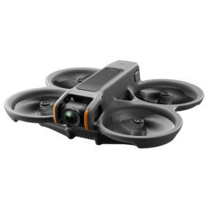 Avata2_003 DJI Avata 2 Fly More Combo (3 akkua) on kompakti harmaa nelikopteridrone, jossa on laaja etukameran linssi ja neljä suojaavaa potkurisuojaa, ihanteellinen ilmakuvaukseen ja videokuvaukseen.