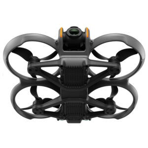 Avata2_004 Lähikuva DJI Avata 2 Fly More Combo (3 akkua) -lennokista, jossa on musta muotoilu ja neljä potkuria suojissa, alhaalta katsottuna kameran ja tyylikkään, modernin ulkoasun korostamiseksi.