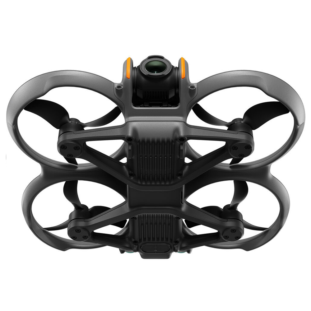 Avata2_004 Lähikuva DJI Avata 2 Fly More Combo (3 akkua) -lennokista, jossa on musta muotoilu ja neljä potkuria suojissa, alhaalta katsottuna kameran ja tyylikkään, modernin ulkoasun korostamiseksi.