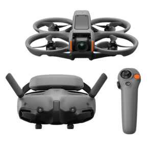 Avata2_007 DJI Avata 2 Fly More Combo (1 akku) sisältää pienikokoisen harmaan lennokin, yhteensopivat VR-kuulokkeet antenneilla ja yhden käden ohjaimen, jossa on oranssi painike, kaikki valkoisella pohjalla.