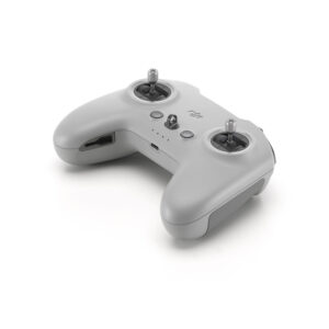 Harmaa DJI FPV Remote Controller 3 -ohjain, jossa on kaksi ohjaussauvaa ja painikkeita, joissa on DJI-logo valkoisella pohjalla.