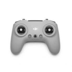 DJI FPV Remote Controller 3 -ohjain on harmaa kaukosäädin, jossa on kaksi joystickiä, useita painikkeita ja ergonominen muotoilu, kuvattuna ylhäältäpäin valkoisella pohjalla.
