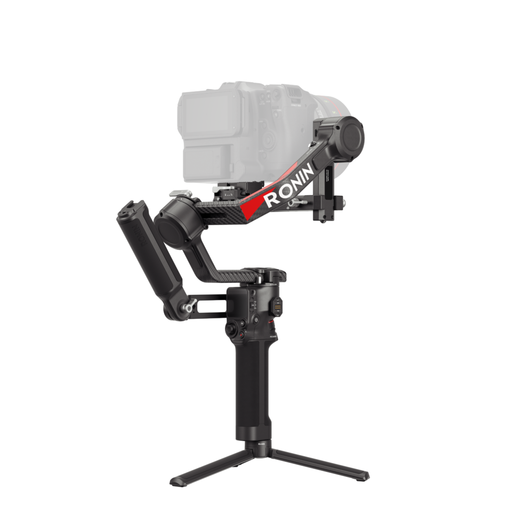 HG704手提-脚架-后侧45度 Black DJI RS 4 gimbal handheld camera gimbal with tripod and mounted digital camera with white "RONIN" in red stripe against a white background.