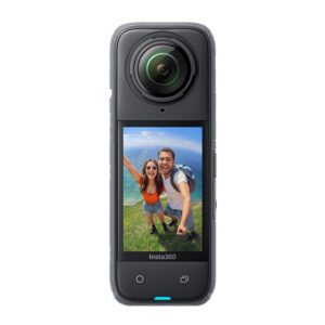 Insta360_X4_001 Insta360 X4 360-kamera näyttää näytön, jossa hymyilevä pariskunta ottaa selfietä maisemallisella kalliolla, josta on näkymät merelle.