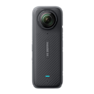 Insta360_X4_003 Insta360 X4 360 -kameran etukuvassa näkyy sen suuri kalansilmäobjektiivi ja kuvioitu musta runko, jonka keskellä näkyy tuotemerkin nimi.