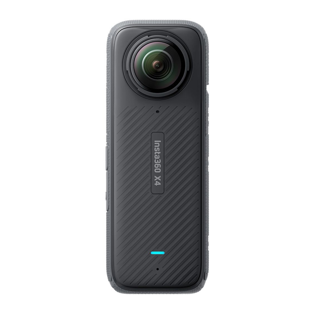 Insta360_X4_003 Insta360 X4 360 -kameran etukuvassa näkyy sen suuri kalansilmäobjektiivi ja kuvioitu musta runko, jonka keskellä näkyy tuotemerkin nimi.