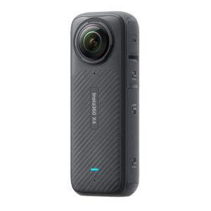 Insta360_X4_004 Pienikokoinen musta Insta360 X4 360-kamera, jossa on näkyvä kalansilmäobjektiivi, kuvioitu kahva ja sivussa olevat ohjauspainikkeet valkoista taustaa vasten.