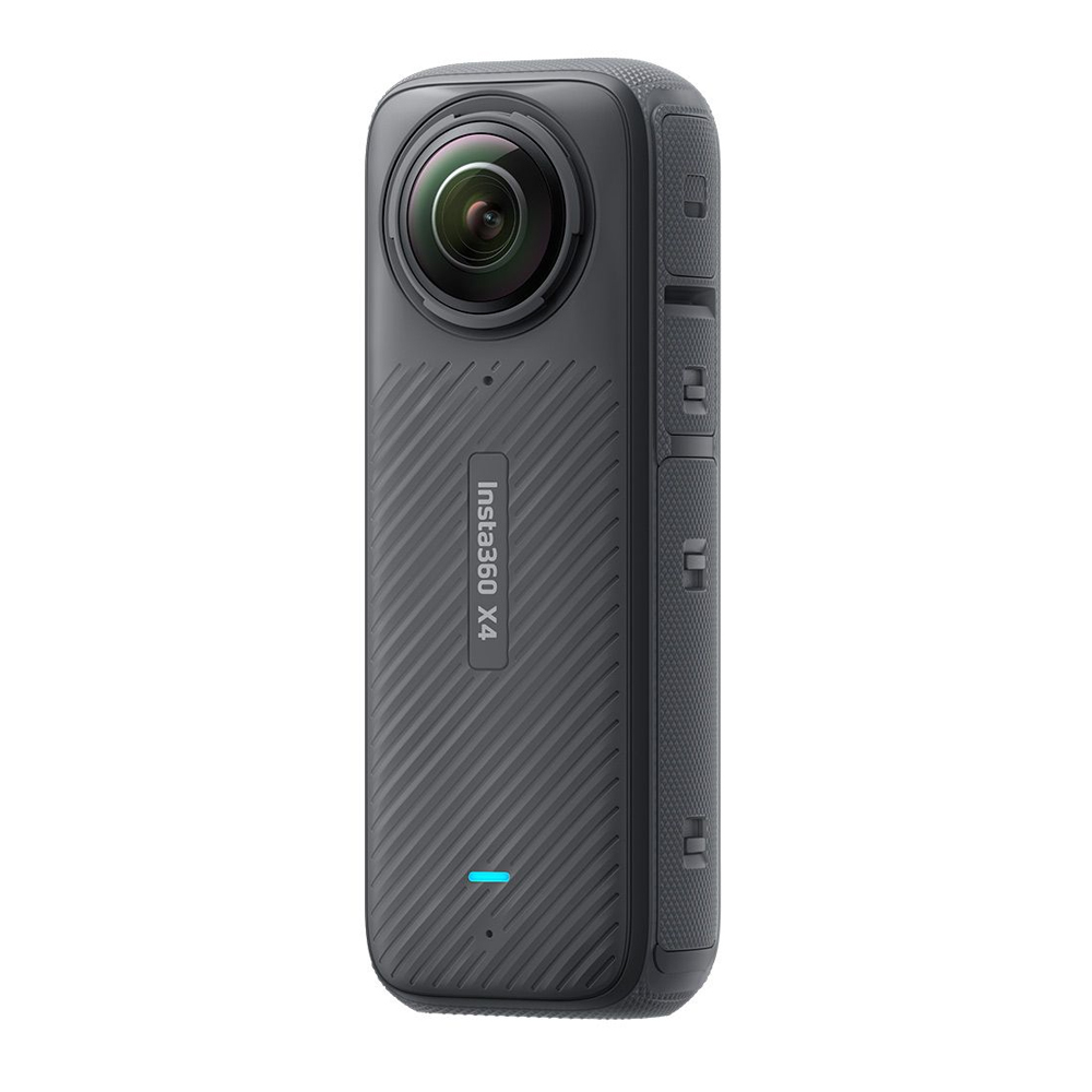 Insta360_X4_004 Pienikokoinen musta Insta360 X4 360-kamera, jossa on näkyvä kalansilmäobjektiivi, kuvioitu kahva ja sivussa olevat ohjauspainikkeet valkoista taustaa vasten.