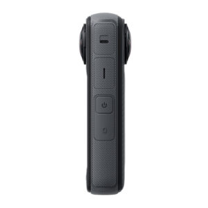 Insta360_X4_005 Lähikuvassa Insta360 X4 360 -kameran sivusta näkyy sen kompakti musta runko, jossa on kuvioitu kahva, kolme painiketta ja osa kahdesta kalansilmälinssistä kummallakin puolella.