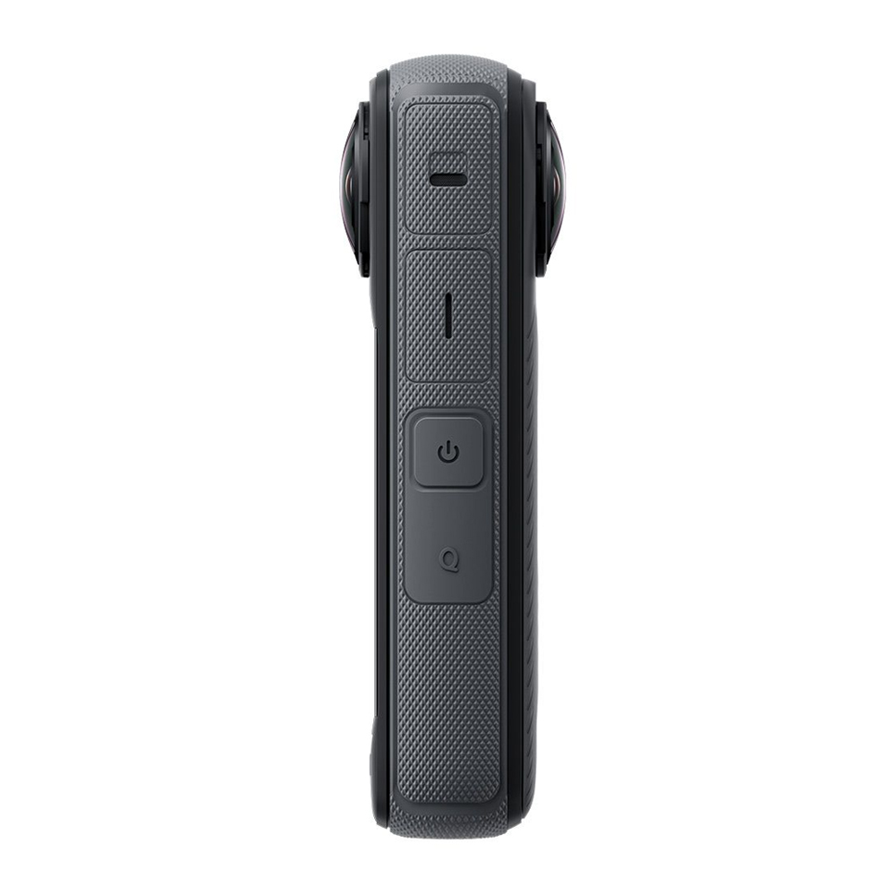 Insta360_X4_005 Lähikuvassa Insta360 X4 360 -kameran sivusta näkyy sen kompakti musta runko, jossa on kuvioitu kahva, kolme painiketta ja osa kahdesta kalansilmälinssistä kummallakin puolella.