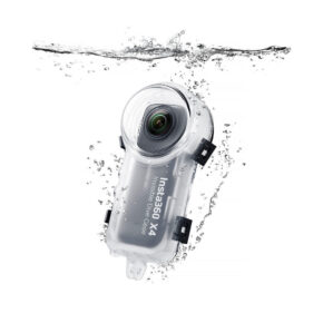 Insta360_X4_011 Insta360 X4 Invisible Dive Case -kotelossa oleva Insta360 X4 -kamera on osittain upotettu veteen, ja sen kirkkaan suojakotelon yläpuolella on näkyviä roiskeita.