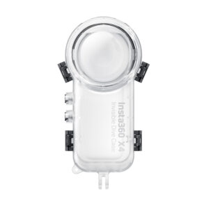 Insta360_X4_012 Läpinäkyvä vedenpitävä kotelo Insta360 X4 -kameralle, jossa on suuri pyöreä linssisuojus ja turvalliset mustat sivusalvat. "Insta360 X4 Invisible Dive Case" näkyy ylhäältäpäin kuvatussa tuotteessa.
