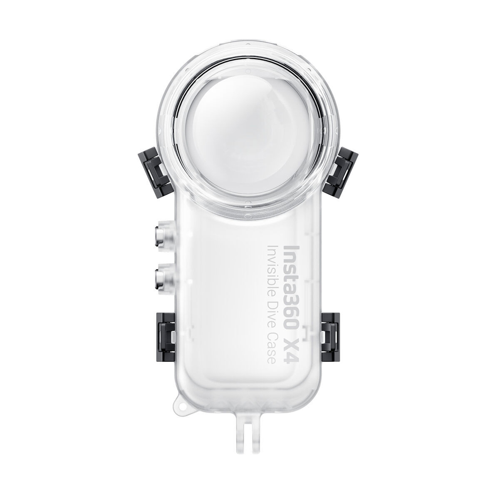 Insta360_X4_012 Läpinäkyvä vedenpitävä kotelo Insta360 X4 -kameralle, jossa on suuri pyöreä linssisuojus ja turvalliset mustat sivusalvat. "Insta360 X4 Invisible Dive Case" näkyy ylhäältäpäin kuvatussa tuotteessa.