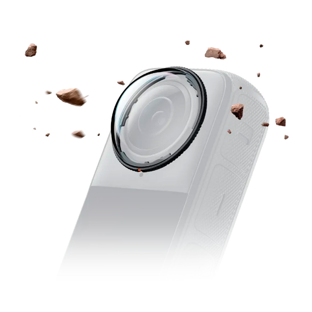 Insta360_X4_014 Lähikuva Insta360 X4 Premium -linssisuojista, joiden ympärillä lentää pieniä roskia, korostaa niiden kestävyyttä ja iskunkestävyyttä.