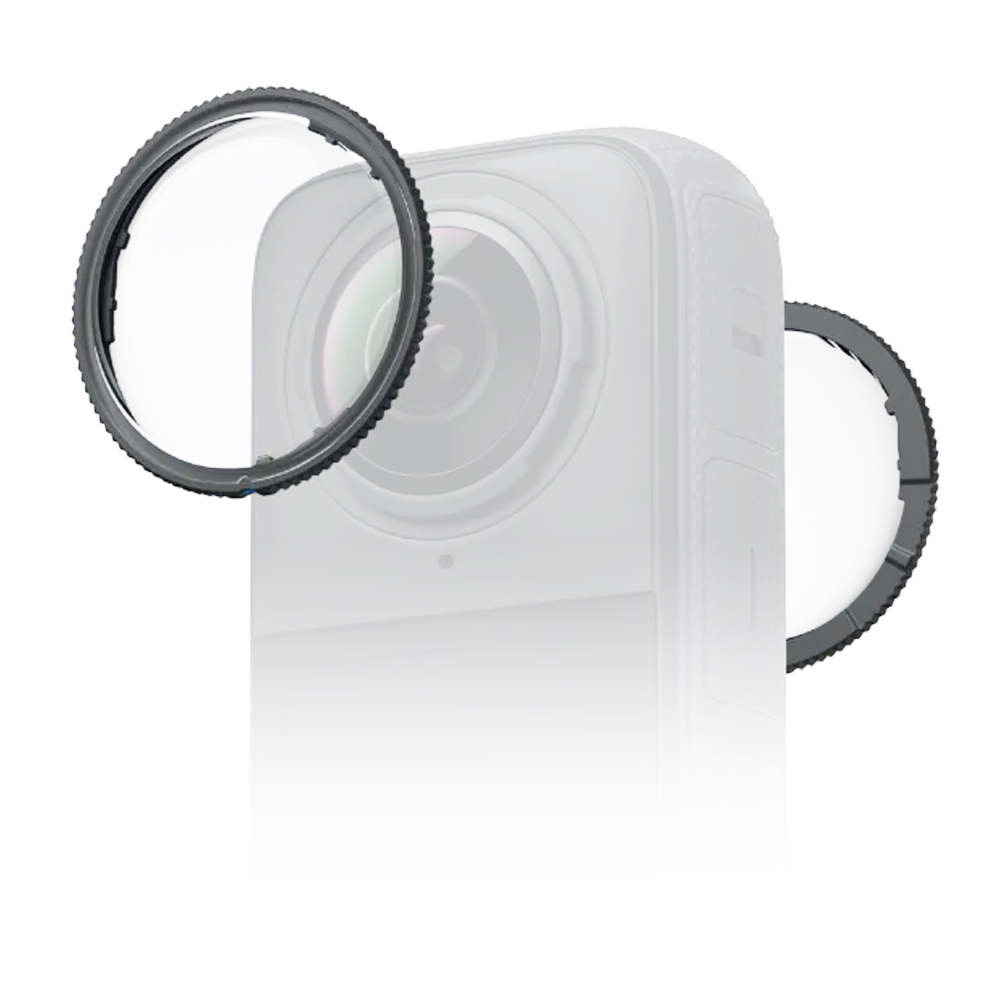 Insta360_X4_019 Insta360 X4 Standard Lens Guards -objektiivin suojukset, joissa on harjatut pyöreät reunat, näkyvät osittain näkyvän pyöreän kameran linssin edessä ja takana valkoista taustaa vasten.