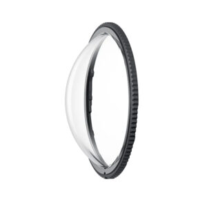 Insta360_X4_020 Sivukuva lähikuvasta Insta360 X4 Standard -objektiivisuojasta, jossa on pyöreä läpinäkyvä linssi, jossa on harjattu musta metallirengaskehys, eristettynä valkoiselle taustalle.