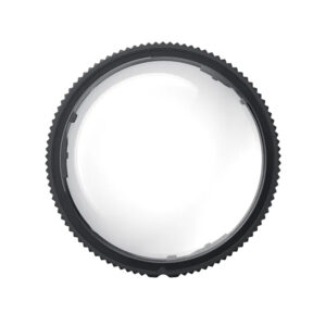 Insta360_X4_021 Lähikuva ylhäältä alaspäin Insta360 X4 Standard Lens Guards -objektiivisuojista, joissa on pyöreä, harjakuvioitu musta kehys valkoista taustaa vasten.