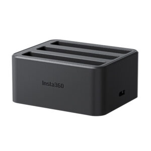 Insta360_X4_022 Insta360 X4 Fast Charge Hub on musta akkujen latauslaituri, jossa on kolme paikkaa akuille ja USB-C-portti sivulla.